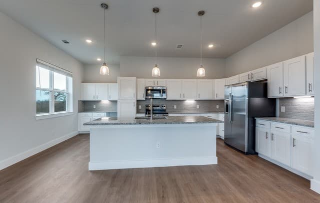 4-bedroom rental at 330 E Carson Unit 2301 in San Antonio, TX — photo 4