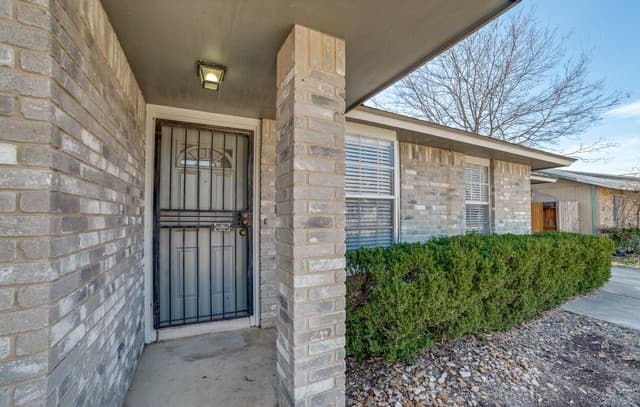 3-bedroom rental at 5602 Ivanhoe in San Antonio, TX — photo 3