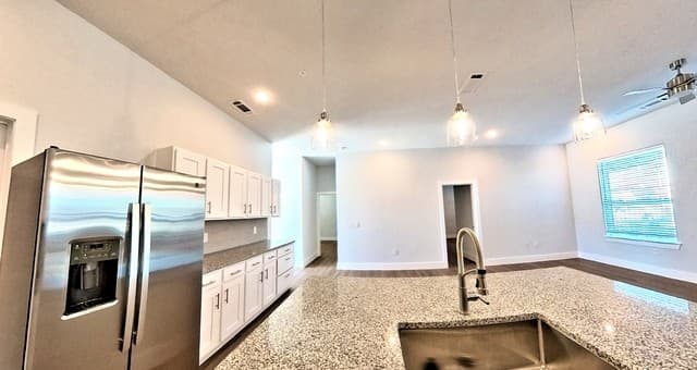 2-bedroom rental at 330 E Carson Unit 1101 in San Antonio, TX — photo 4