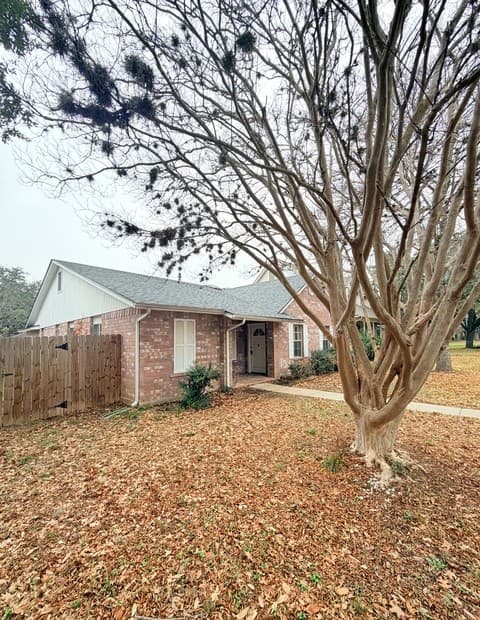 3-bedroom rental at 15022 Polynesian in San Antonio, TX — photo 2