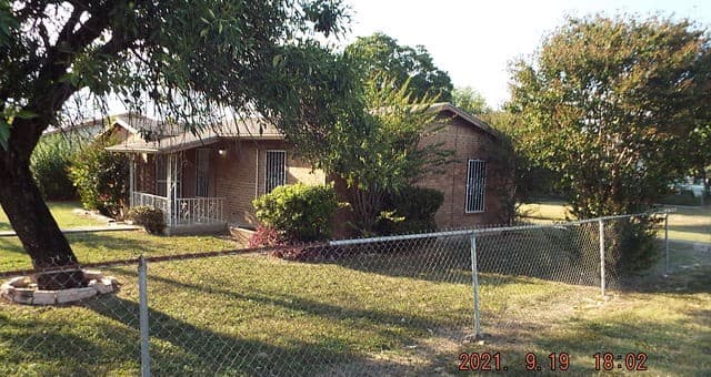 3-bedroom rental at 2603 Lombrano St in San Antonio, TX — photo 2