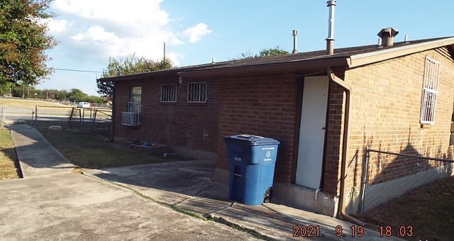 3-bedroom rental at 2603 Lombrano St in San Antonio, TX — photo 4