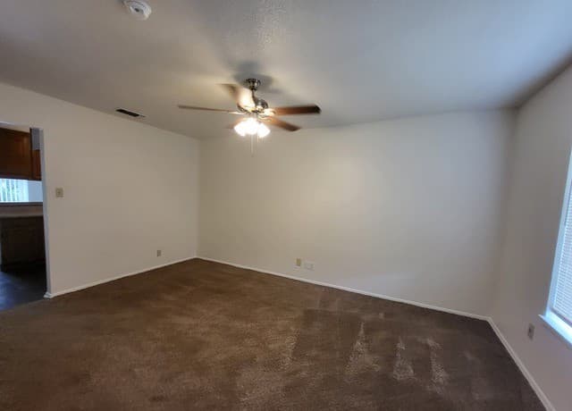 3-bedroom rental at 506 Barbuda in San Antonio, TX — photo 2