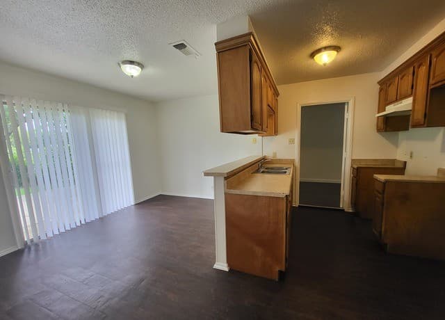 3-bedroom rental at 506 Barbuda in San Antonio, TX — photo 3