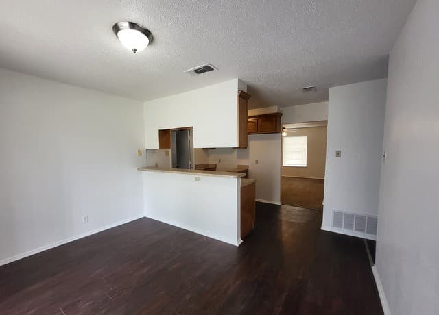 3-bedroom rental at 506 Barbuda in San Antonio, TX — photo 4