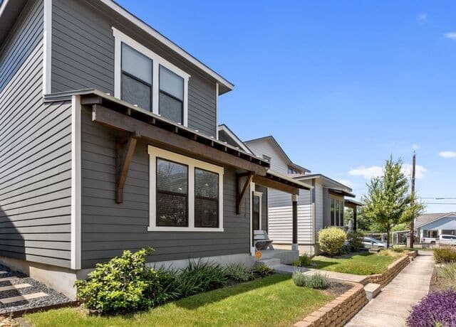 3-bedroom rental at 1114 N Olive St in San Antonio, TX — photo 2