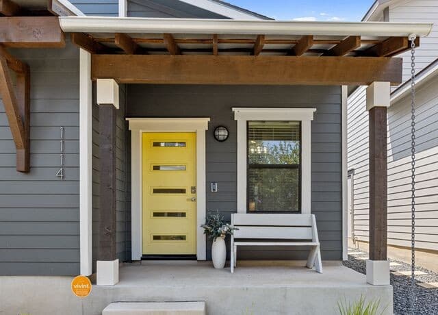3-bedroom rental at 1114 N Olive St in San Antonio, TX — photo 3