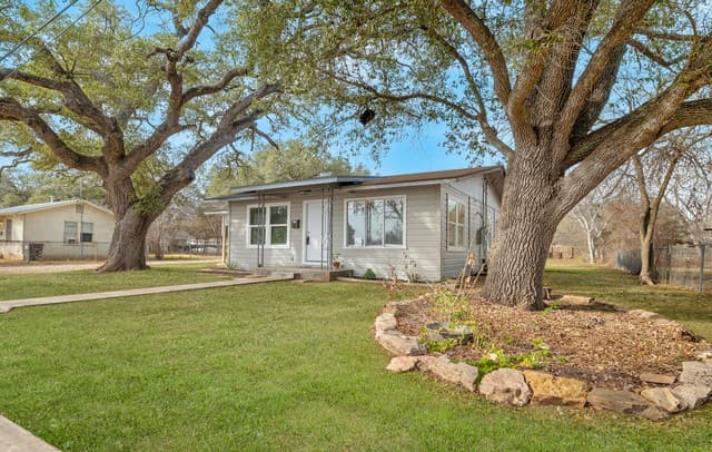 2-bedroom rental at 502 22nd St. in Hondo, TX — photo 2