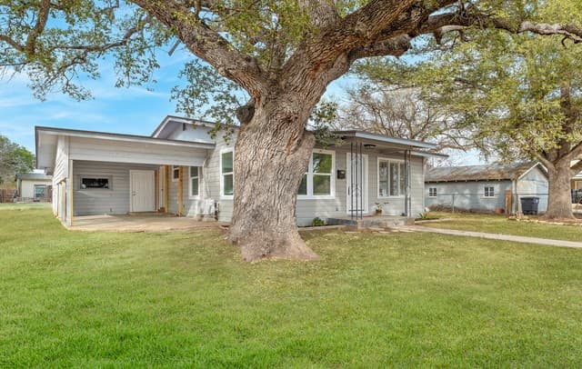 2-bedroom rental at 502 22nd St. in Hondo, TX — photo 3