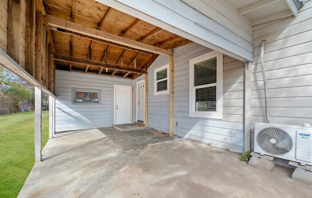 2-bedroom rental at 502 22nd St. in Hondo, TX — photo 4