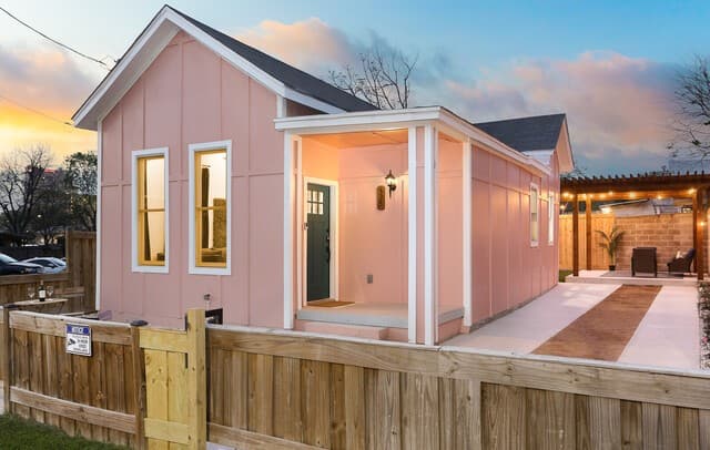 2-bedroom rental at 325 Montana in San Antonio, TX — photo 4