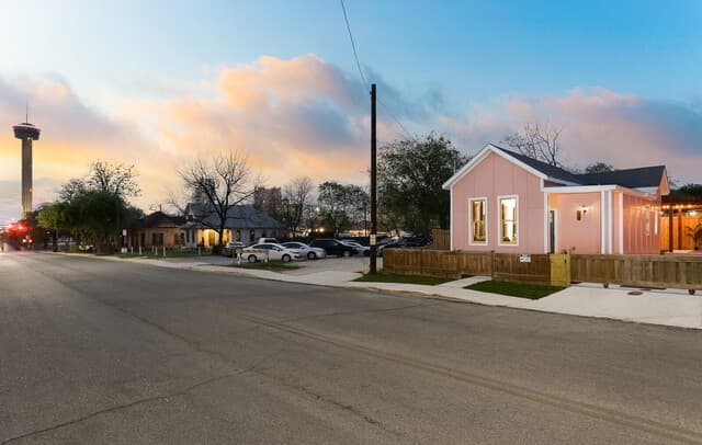 2-bedroom rental at 325 Montana in San Antonio, TX — photo 5