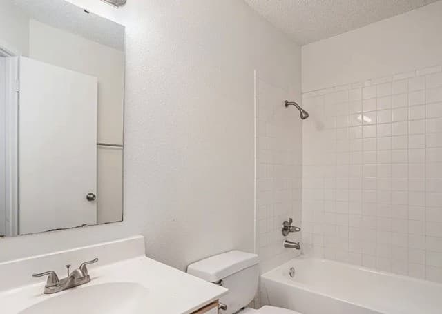 3-bedroom rental at 13038 Woller Valley in San Antonio, TX — photo 3