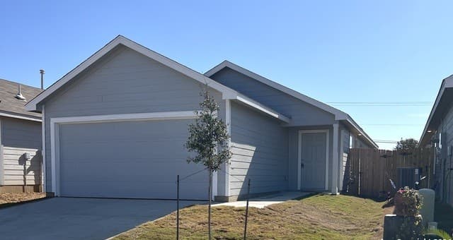 3-bedroom rental at 6922 Biotite Ridge in Elmendorf, TX — photo 2