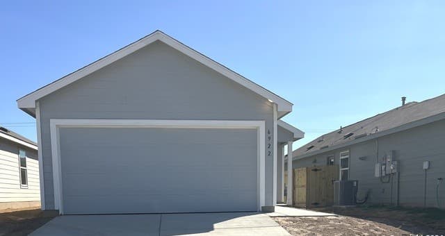 3-bedroom rental at 6922 Biotite Ridge in Elmendorf, TX — photo 3