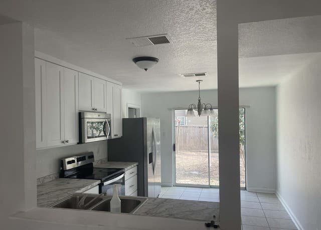 3-bedroom rental at 22 Badgers in San Antonio, TX — photo 4