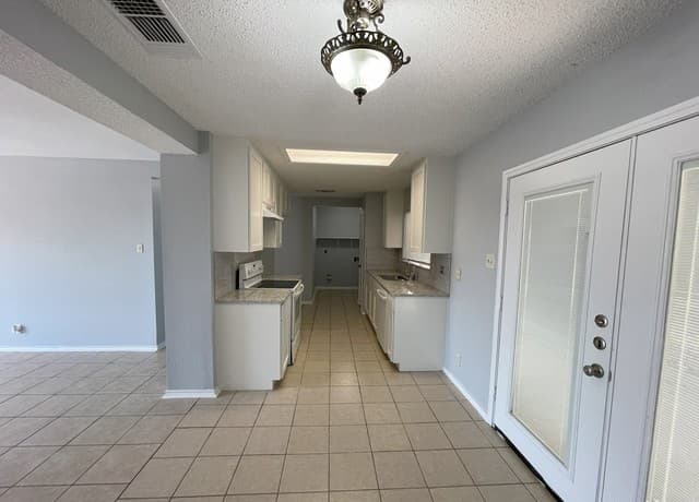 3-bedroom rental at 5938 Hidden Glade in San Antonio, TX — photo 5