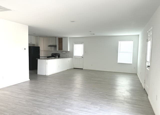 3-bedroom rental at 2819 Gustavo Dr in Converse, TX — photo 3