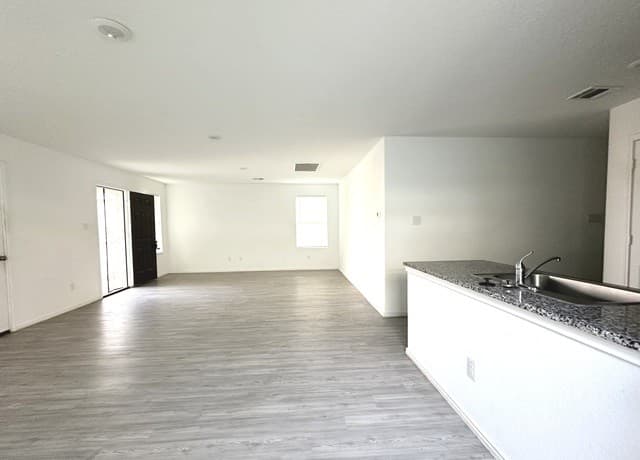 3-bedroom rental at 2819 Gustavo Dr in Converse, TX — photo 5