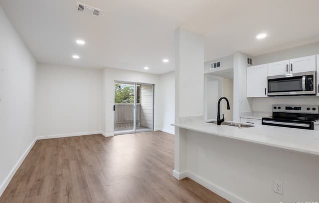 1-bedroom rental at 340 Montclair Unit 205 in Alamo Heights, TX — photo 2