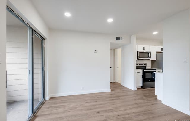 1-bedroom rental at 340 Montclair Unit 205 in Alamo Heights, TX — photo 5