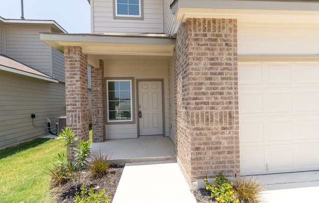 3-bedroom rental at 193 Legendary Trail Loop in Floresville, TX — photo 2