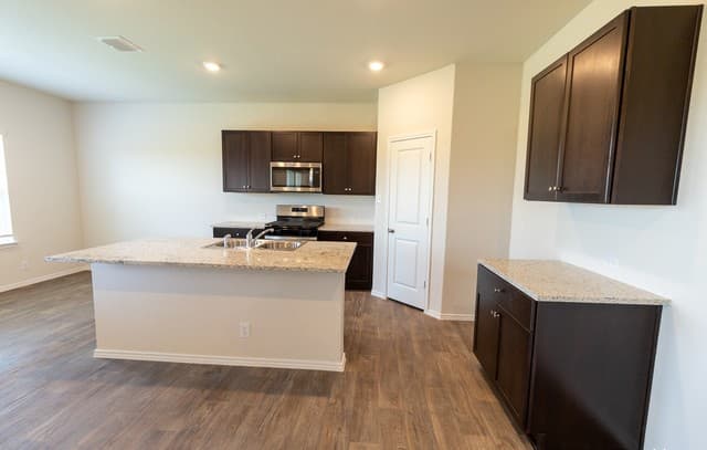 3-bedroom rental at 193 Legendary Trail Loop in Floresville, TX — photo 5