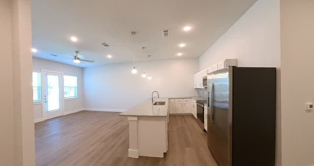 2-bedroom rental at 330 E Carson Unit 3101 in San Antonio, TX — photo 3