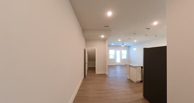 2-bedroom rental at 330 E Carson Unit 3101 in San Antonio, TX — photo 4