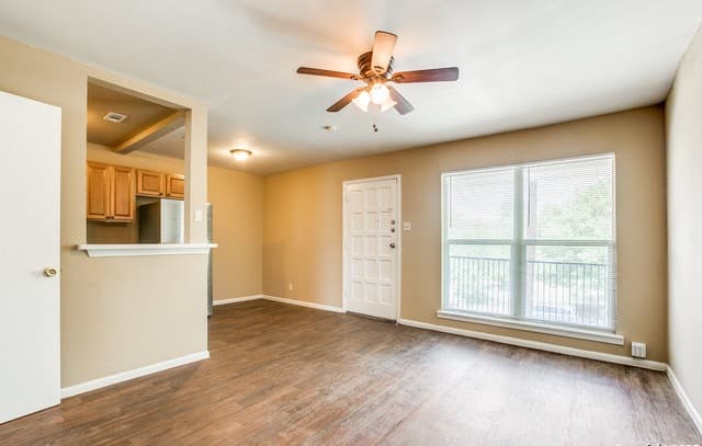 1-bedroom rental at 216 Lucas St Unit 8 in San Antonio, TX — photo 2