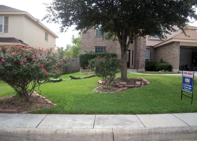 5-bedroom rental at 4223 Whitney Green in San Antonio, TX — photo 2