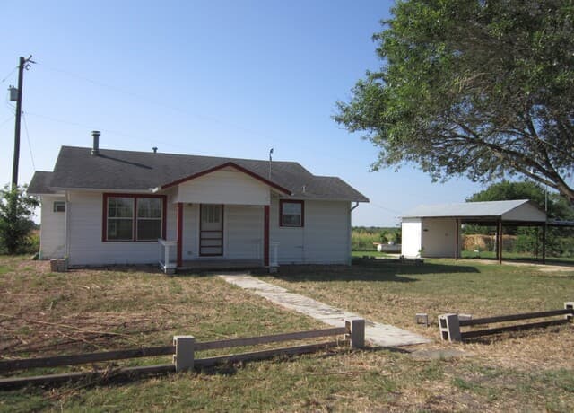 2-bedroom rental at 4111 Stapper Rd in St Hedwig, TX — photo 2
