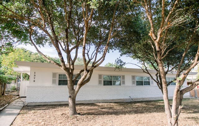 2-bedroom rental at 1379 Oblate Dr in San Antonio, TX — photo 2