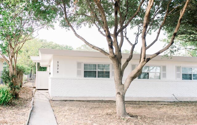 2-bedroom rental at 1379 Oblate Dr in San Antonio, TX — photo 3