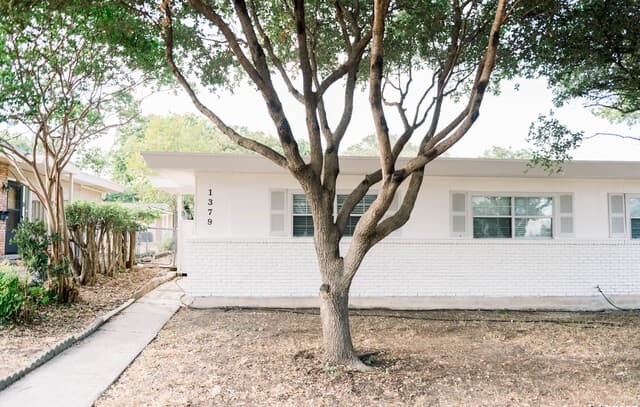 2-bedroom rental at 1379 Oblate Dr in San Antonio, TX — photo 4