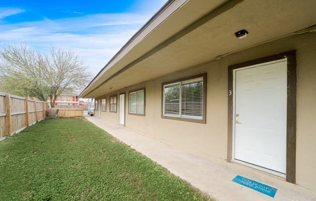 2-bedroom rental at 522 Altitude Unit 3 in San Antonio, TX — photo 2
