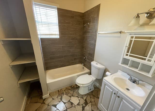 2-bedroom rental at 102 Bailey Ave Unit 1 in San Antonio, TX — photo 5