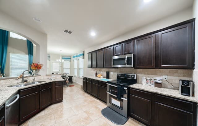 5-bedroom rental at 3140 Night Flight in San Antonio, TX — photo 5