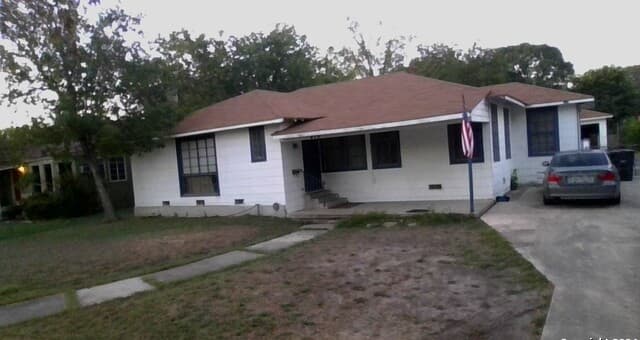 4-bedroom rental at 415 North in San Antonio, TX — photo 3