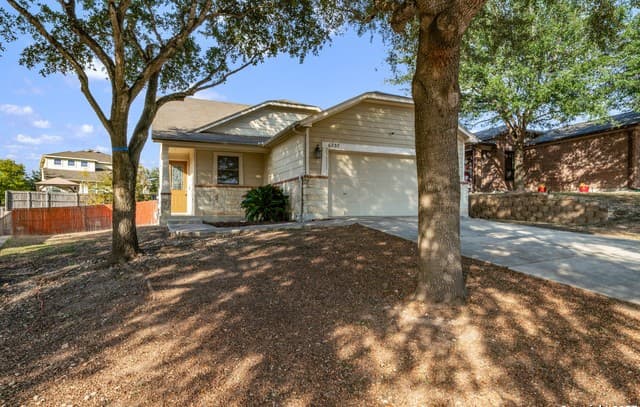 4-bedroom rental at 6037 Scenic Links in Schertz, TX — photo 3