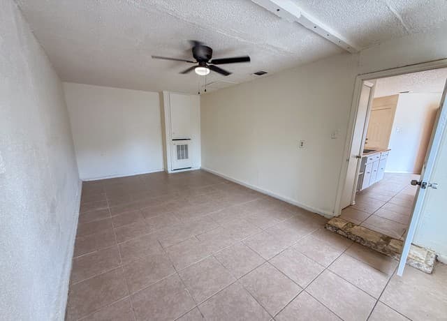 3-bedroom rental at 4047 Indian Sunrise in San Antonio, TX — photo 3