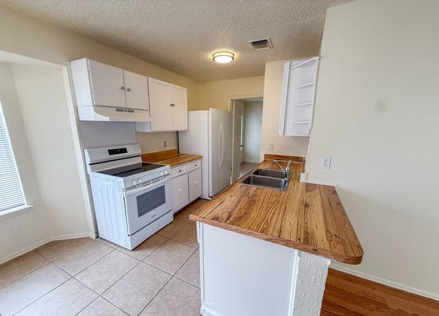 3-bedroom rental at 4047 Indian Sunrise in San Antonio, TX — photo 5