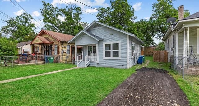 2-bedroom rental at 350 Barrett Pl in San Antonio, TX — photo 2