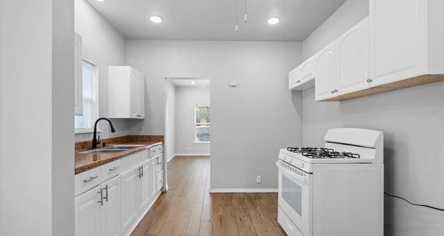 2-bedroom rental at 350 Barrett Pl in San Antonio, TX — photo 4