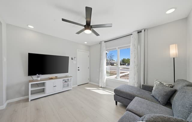 2-bedroom rental at 2819 Pine in San Antonio, TX — photo 2