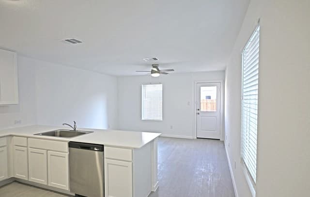3-bedroom rental at 6730 Marble Ridge in Elmendorf, TX — photo 4