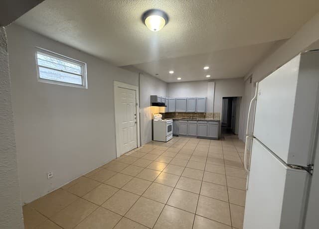 5-bedroom rental at 351 Cortez Unit 1 in San Antonio, TX — photo 2