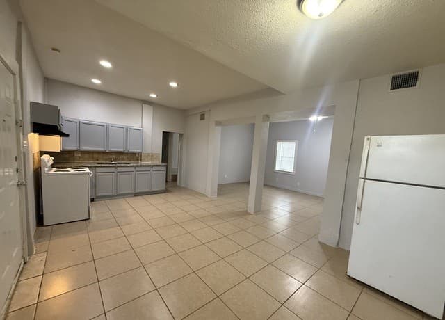 5-bedroom rental at 351 Cortez Unit 1 in San Antonio, TX — photo 3