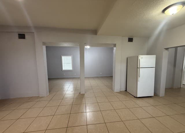 5-bedroom rental at 351 Cortez Unit 1 in San Antonio, TX — photo 4