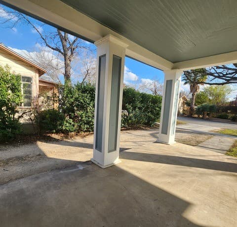 1-bedroom rental at 1027 Mistletoe Unit 2 in San Antonio, TX — photo 2